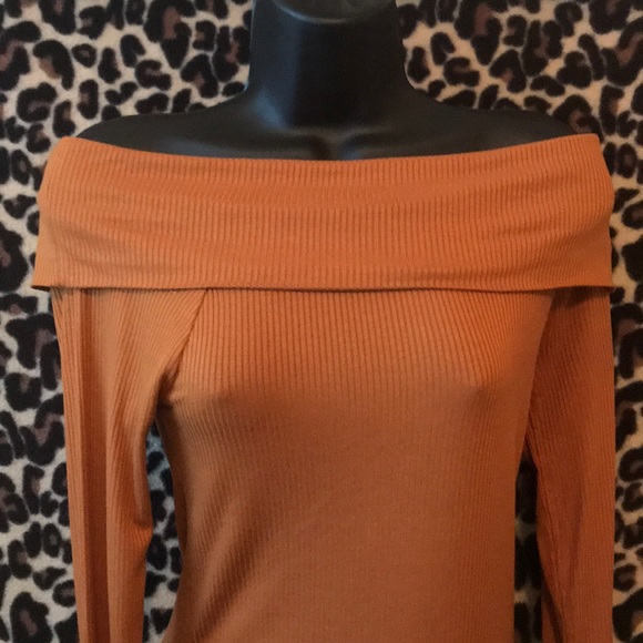 Off the Shoulder Top - Picture 3 of 6